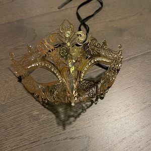 Elegant Gold Metal Masquerade Mask with Sparkling Rhinestones
